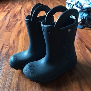 Kid size 3 rain boots crocs navy almost new